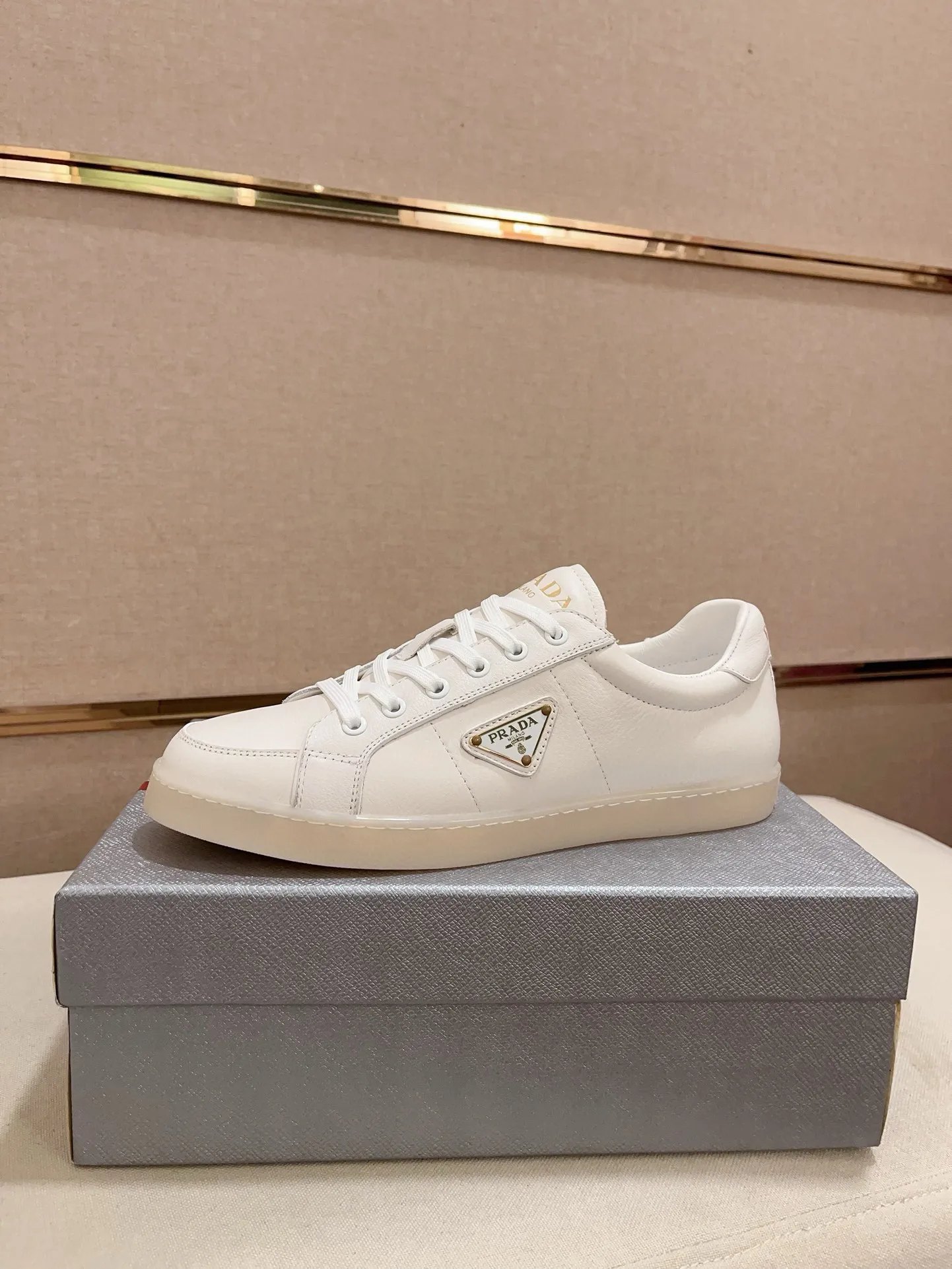 Men's shoes 💰 540💰 ✔️✔️✔️Higher version High-quality new PRADA (Prada) counters are launched at the same time. The new men's shoes and 😘 fabrics are made of high-tech glue-making technology. Lining: Full cowhide lining. 👍🏿 High-end ☄️ air-cushion molded anti-slip rubber outsole, exquisite lines, simple and elegant, comfortable and high-end for leisure travel. Code number: 38 to 44 (45 can be customized and cannot be returned or exchanged)